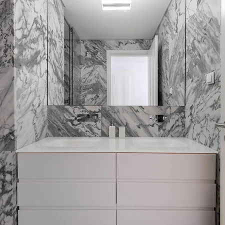 178 Stunning Parliament Views - By Feeling * Lisbon